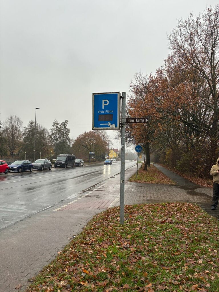 parkplatzschild zu haus kump